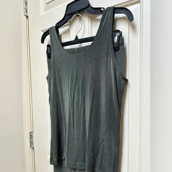 Like New! Women’s Chico’s Jumpsuit. Color Green - Picture 8 of 10